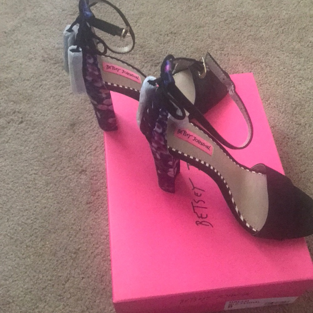 Betsey Johnson sandals w 4 inch heel